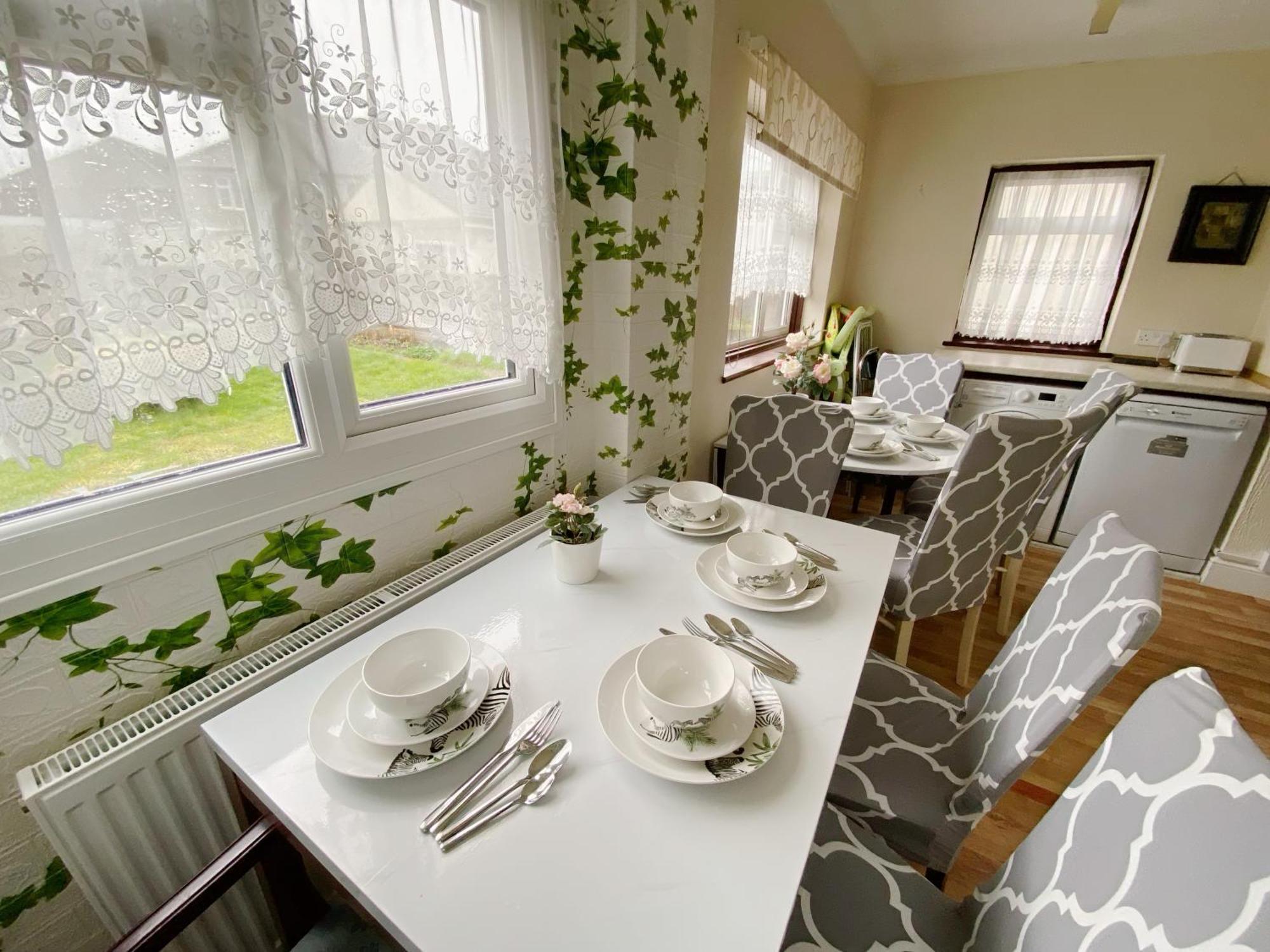 Barking House Sleeps 11 - Parking - Train Tube - Airport Сasa de vacaciones