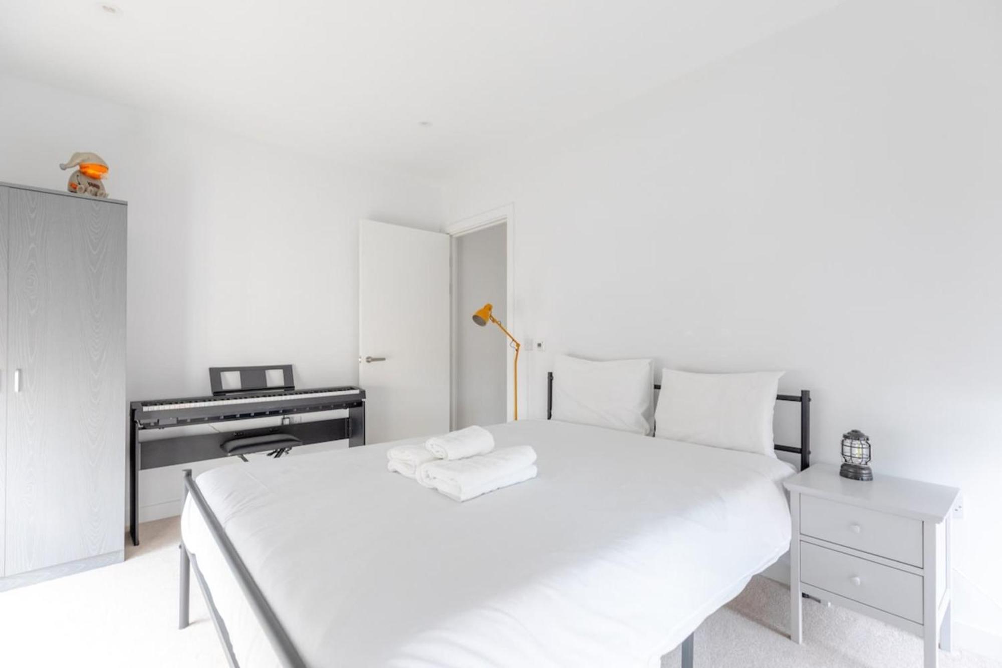 Stylish 2bd Oasis Wbalcony South East London! London