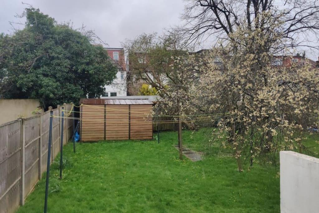 Leilighet Large Garden Flat On Golders Road London