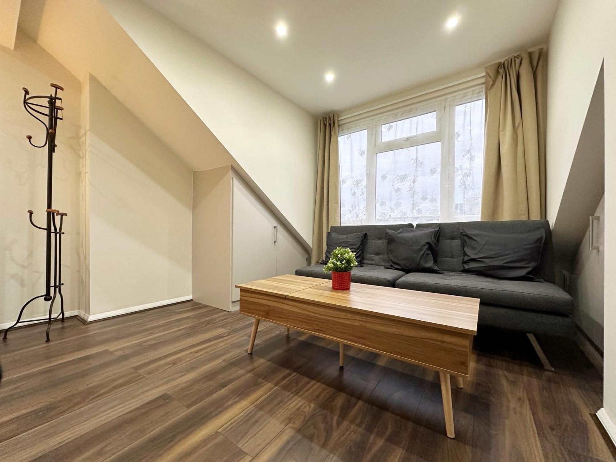 Natalie's In Wembley Appartement Londen