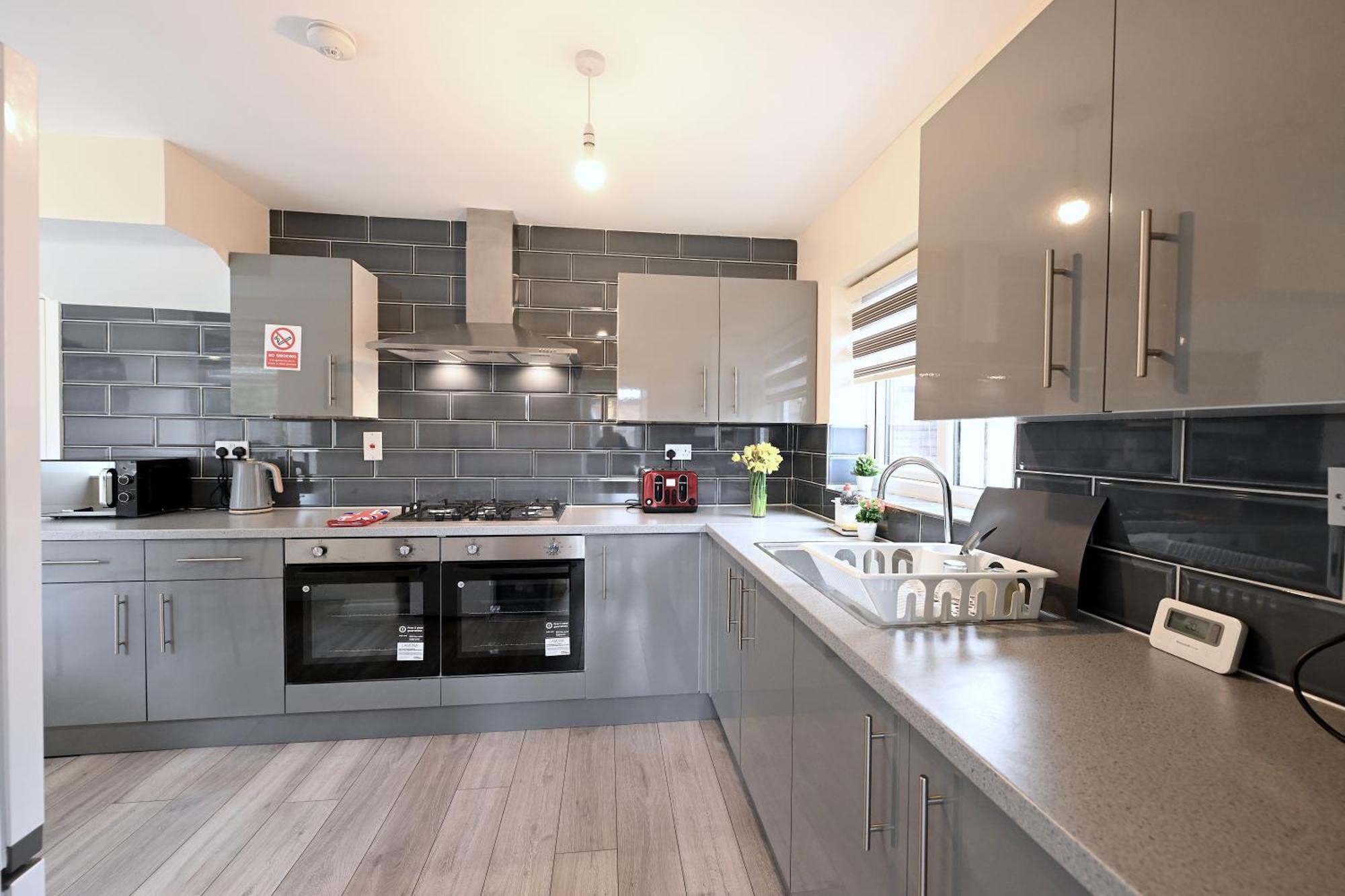 Spacious 5 Bedroom House Next To Tottenham Stadium Apartment