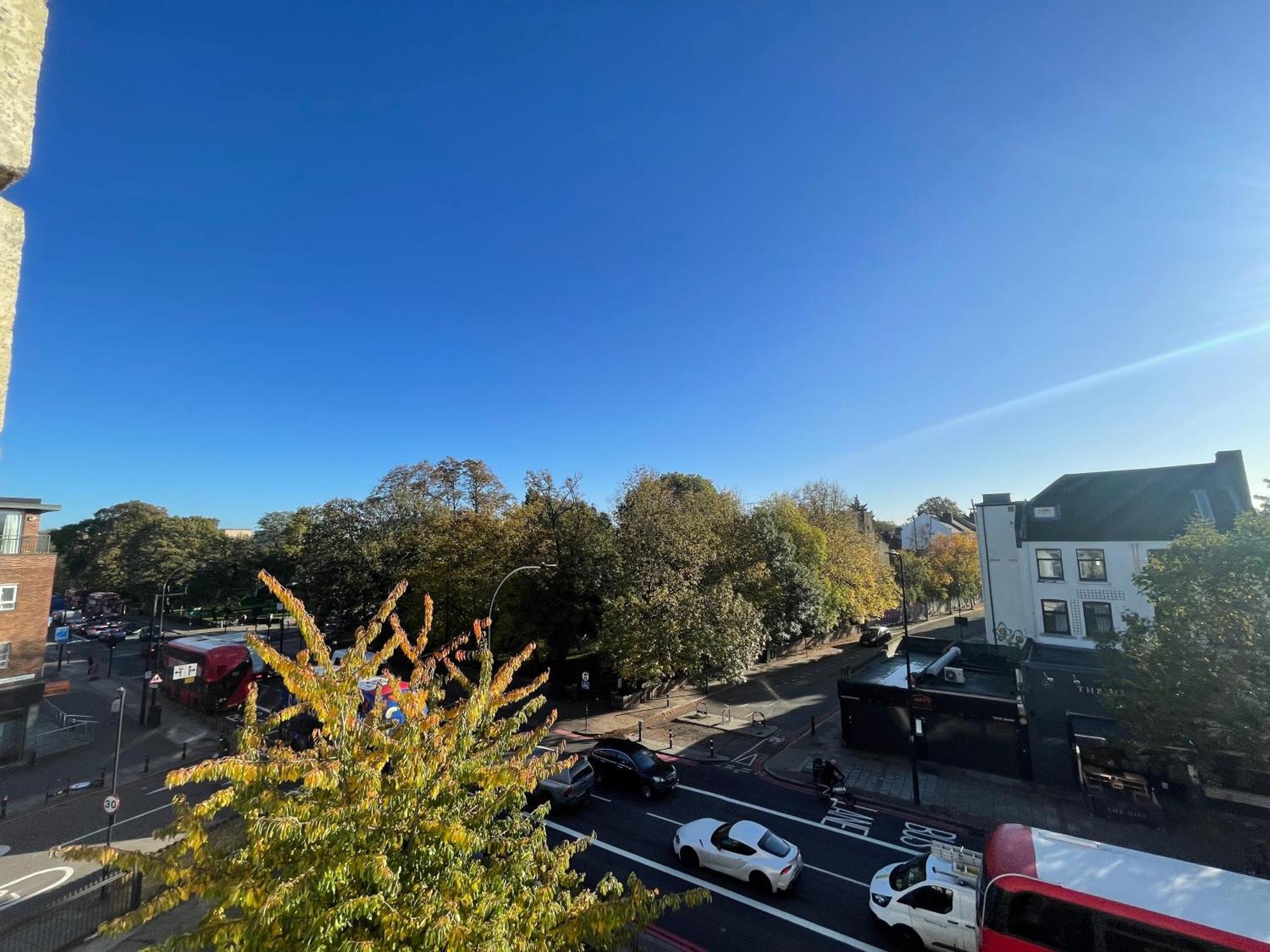 Brixton Sunny Single Londen