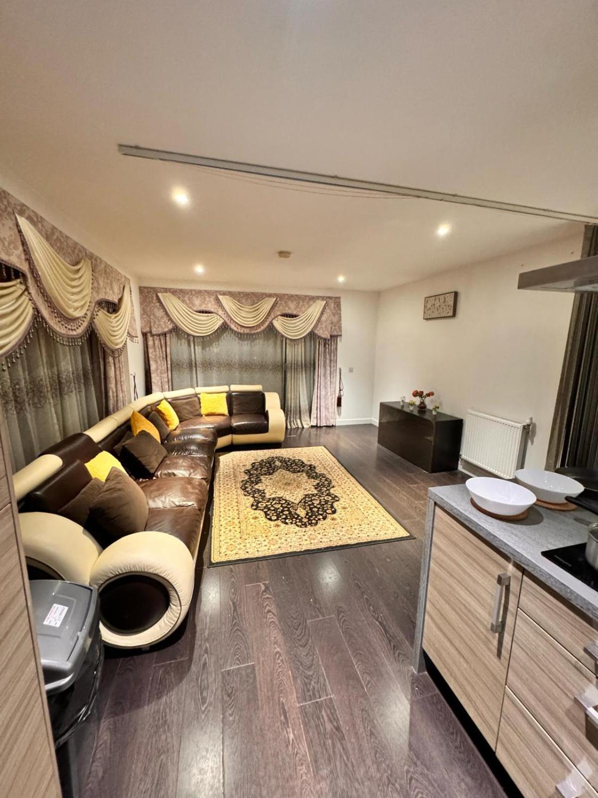 Luxury In Canary Wharf Guest house