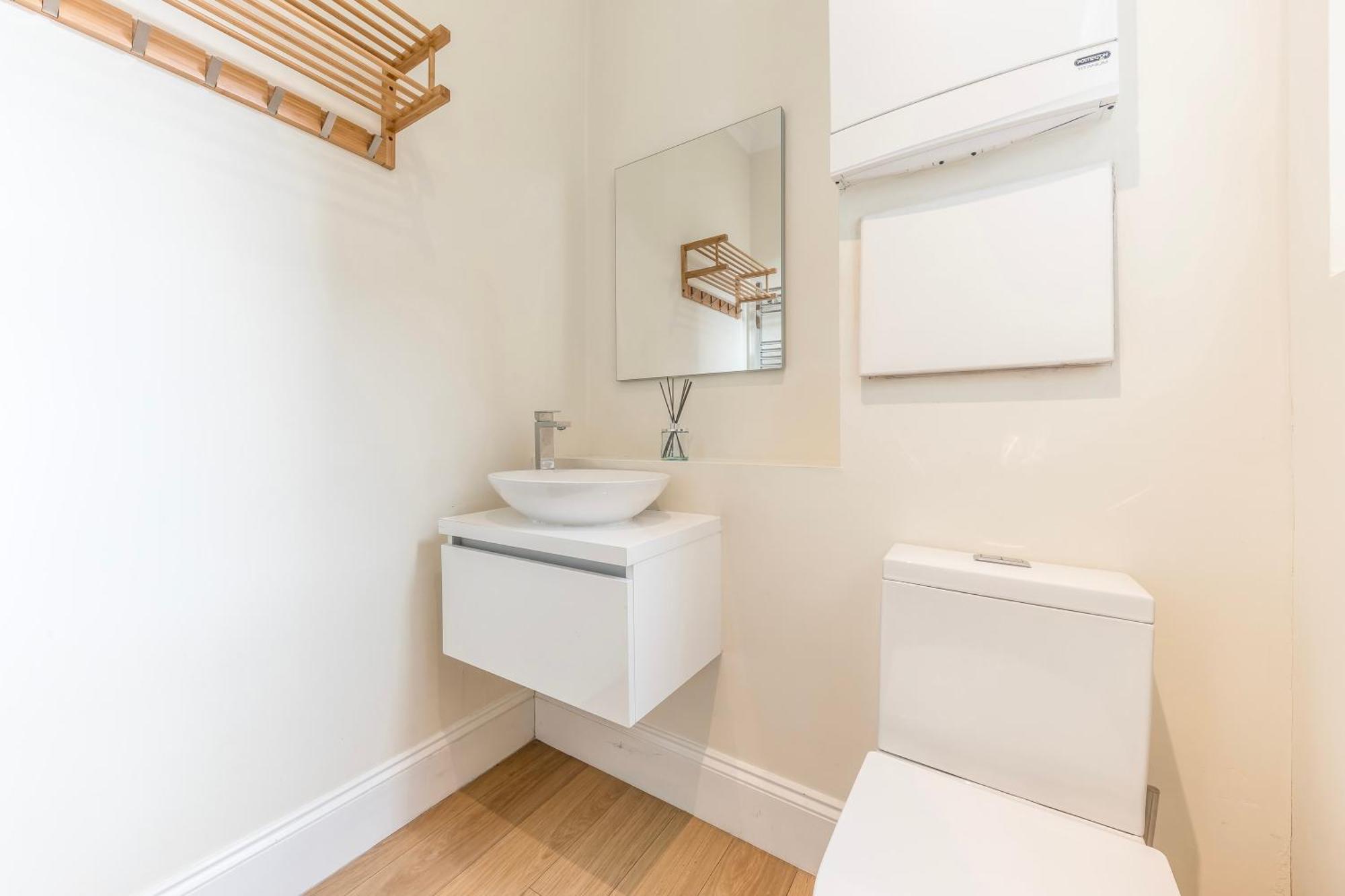 Stylish & Spacious 3 Bed Victorian House Sleeps Up To 7 - Near O2, Museums, Excel, Mazehill Station 12 Mins Direct Into Bridge