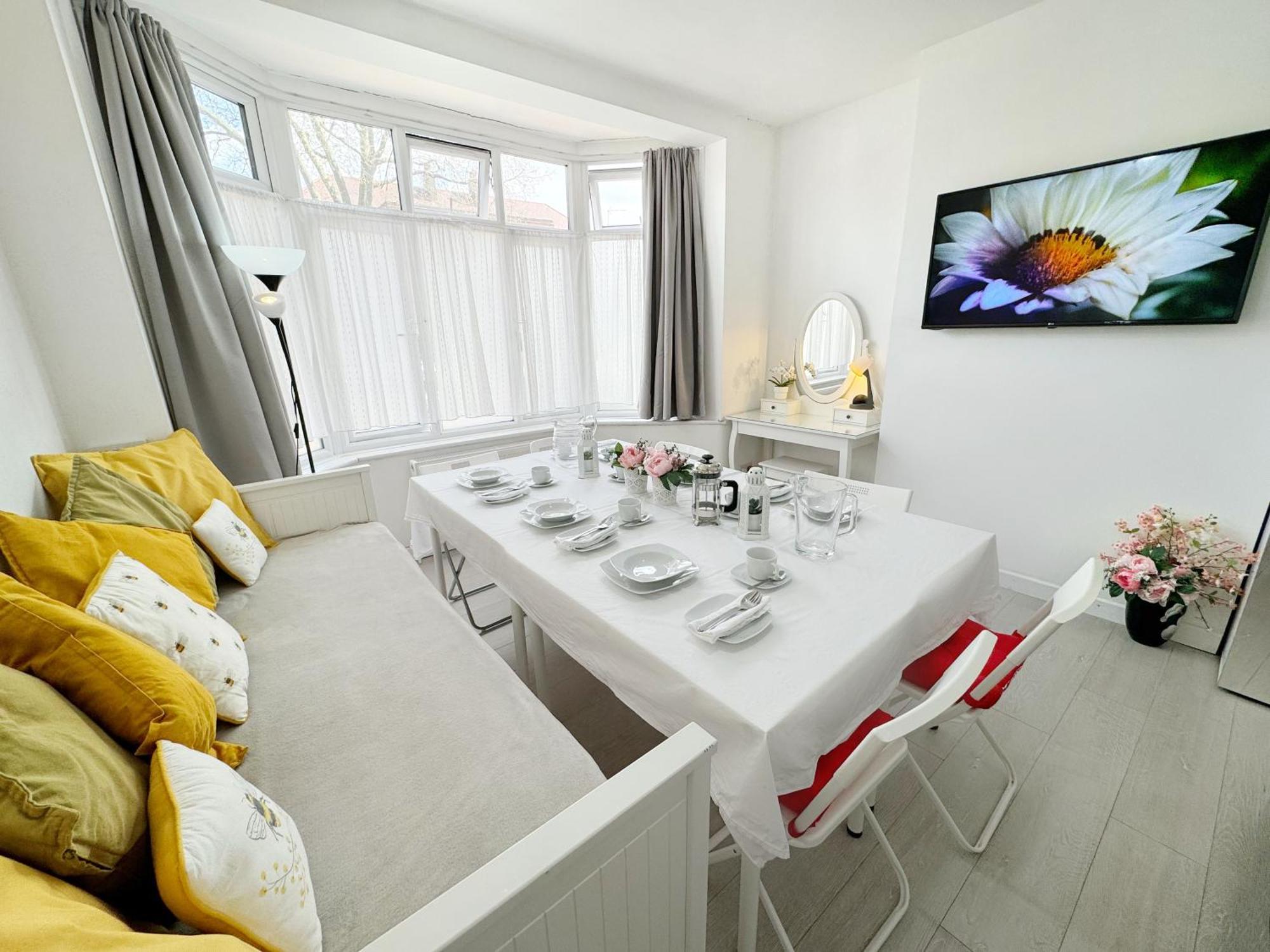 Pensión Luxurious House Near Excel- Air Conditioning, 9 Beds, 2 Baths, Garden, Fast Wifi *