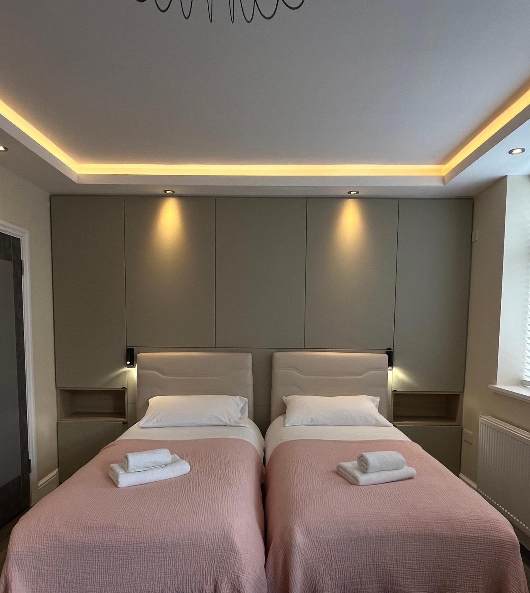 The Lily Aparts * London