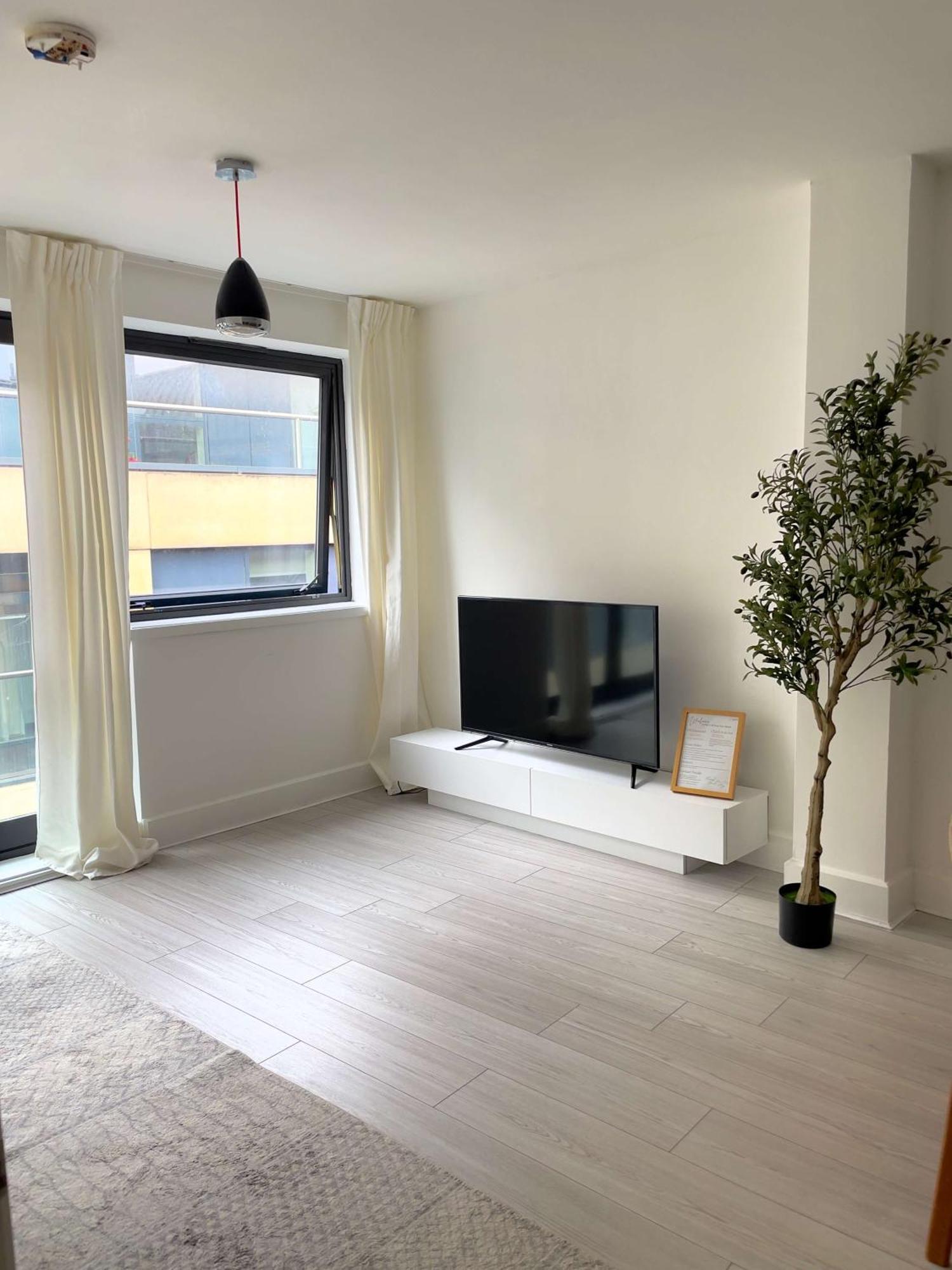 Bright And Beautiful 2bdr Flat *