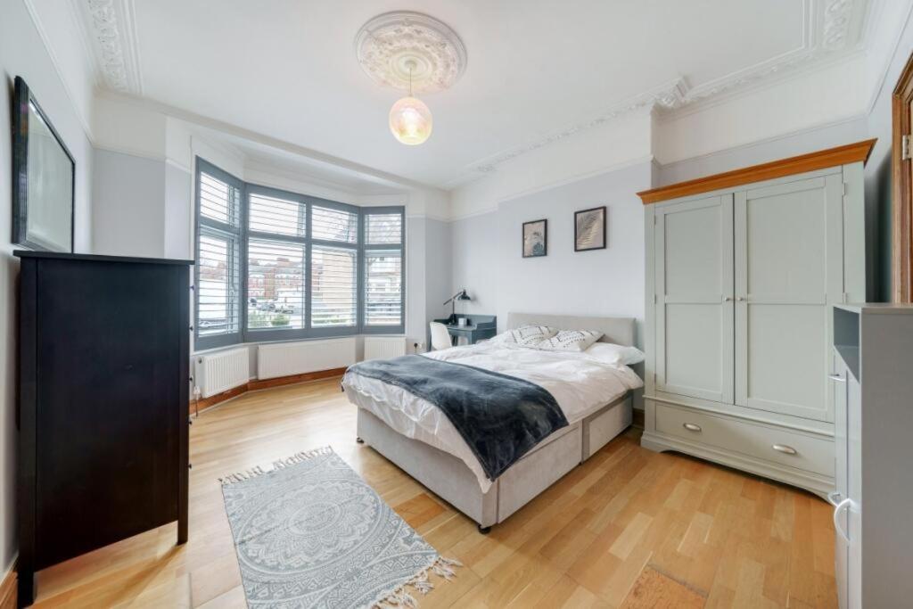Large Two Bedroom Leilighet London