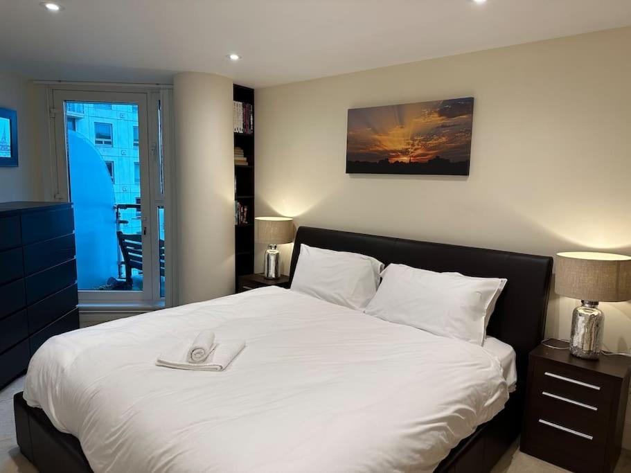 Stunning 2 Bed Thames River View - London