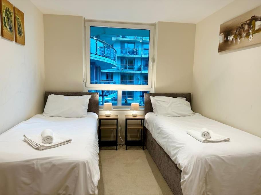 Stunning 2 Bed Thames River View - Apartment *