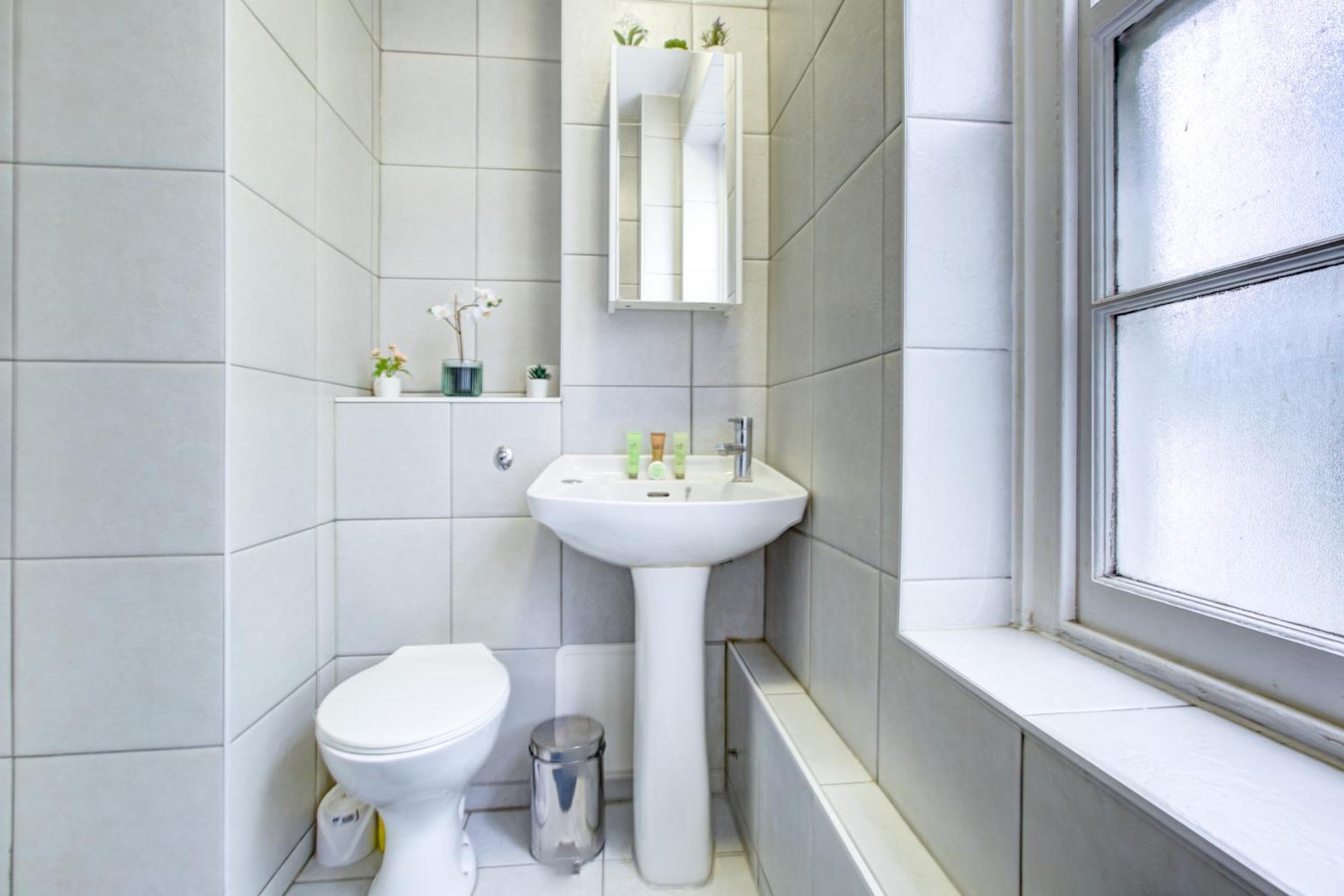 Lovely 2- Bedroom In Apartment