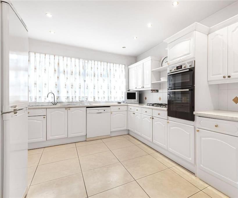 Apartment Large 5 Bedroom House In Finchley *