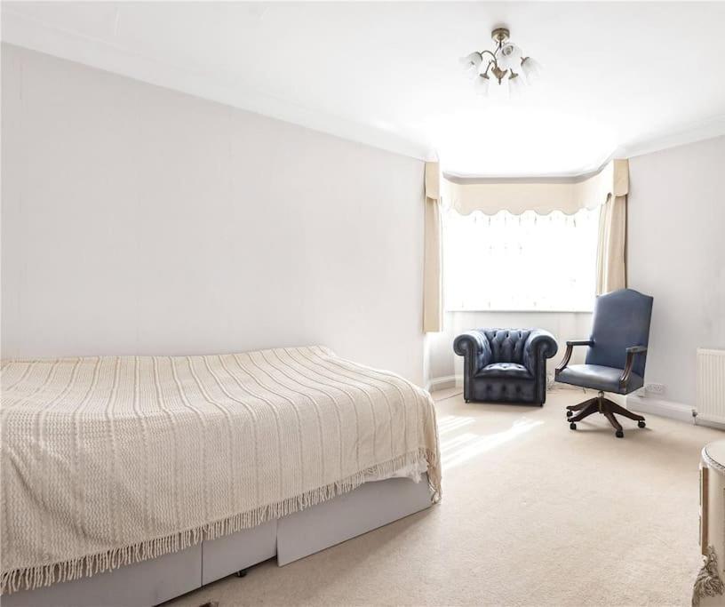 Large 5 Bedroom House In Finchley Apartment