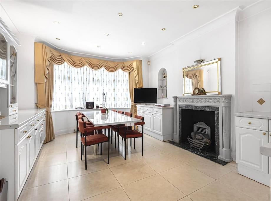 Apartment Large 5 Bedroom House In Finchley London