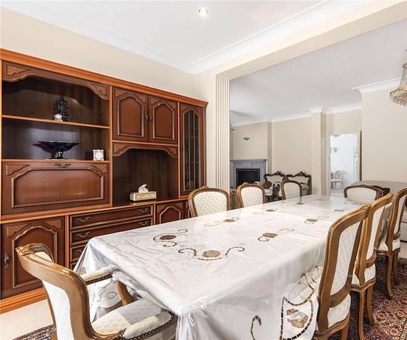 Large 5 Bedroom House In Finchley Apartment *