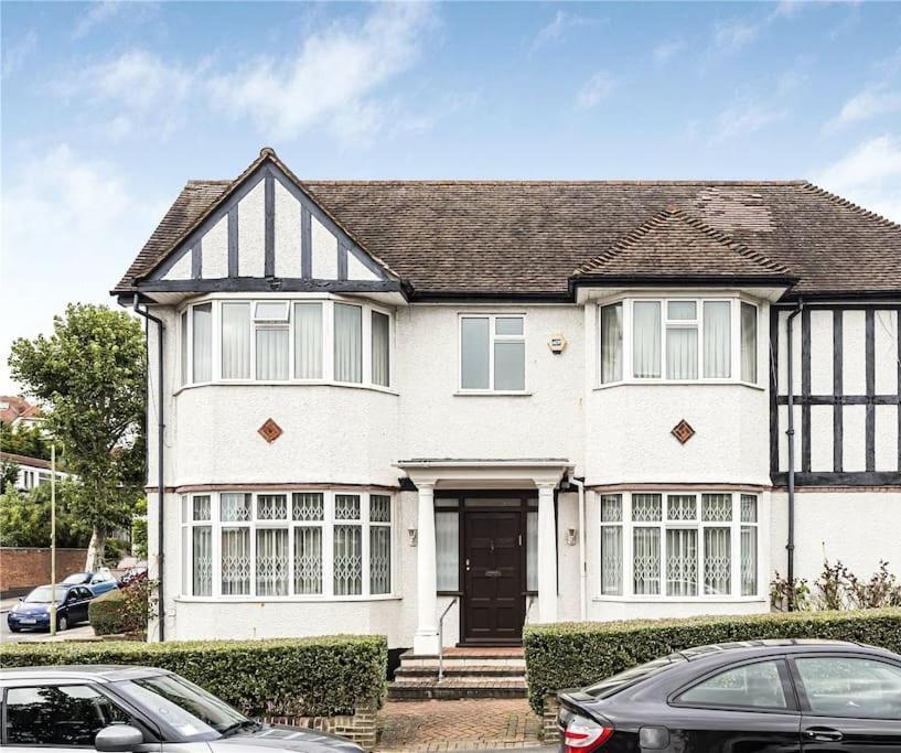 Large 5 Bedroom House In Finchley Apartment