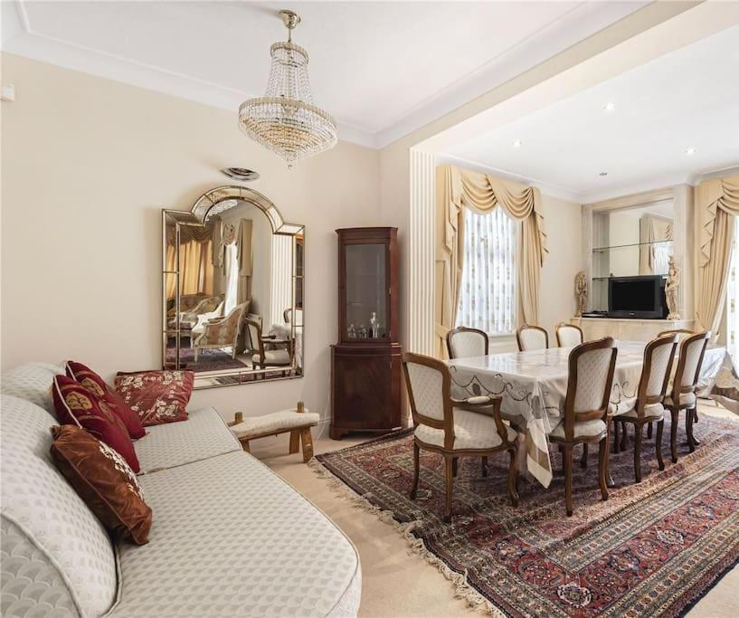 Large 5 Bedroom House In Finchley Apartment London