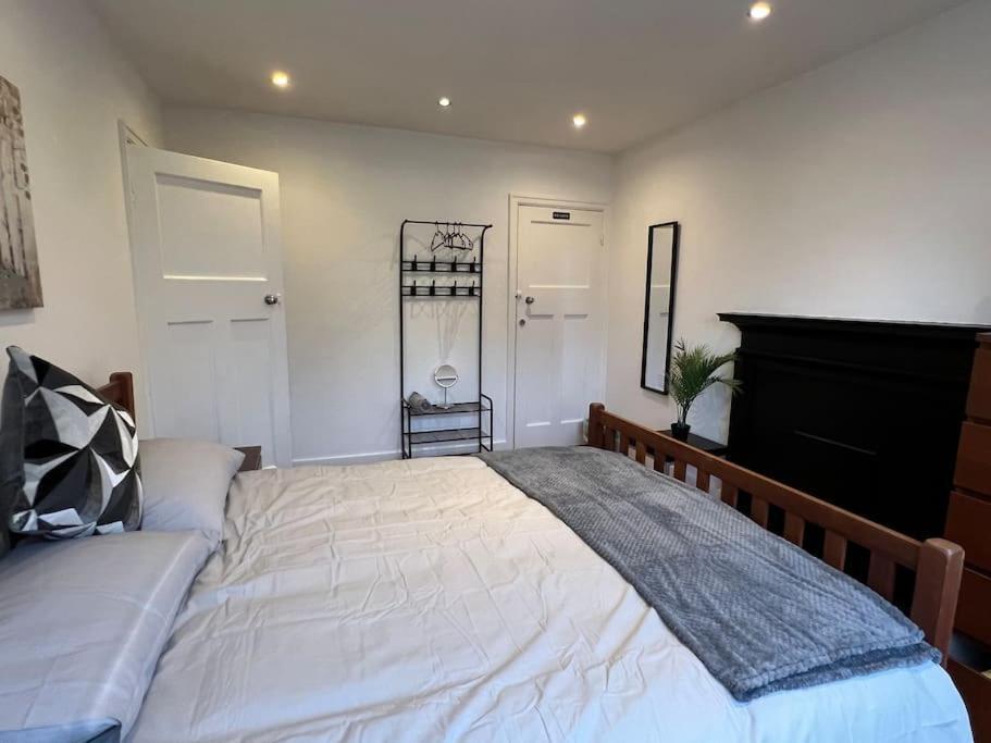 3 Bed Luxury House, 10 Min Walk To Underground * London