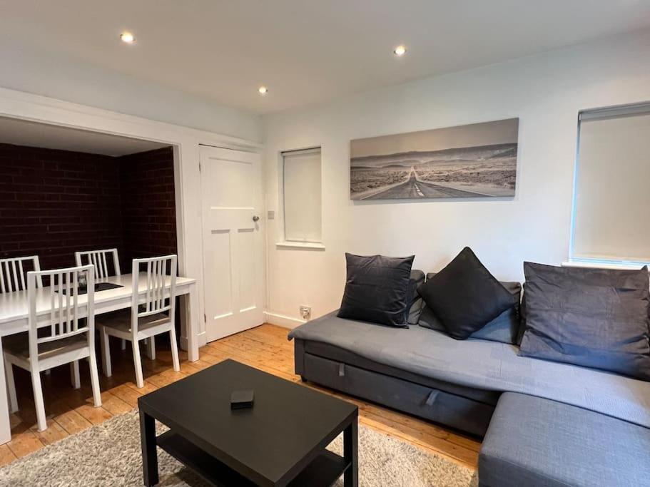 3 Bed Luxury House, 10 Min Walk To Underground Ferienhaus London
