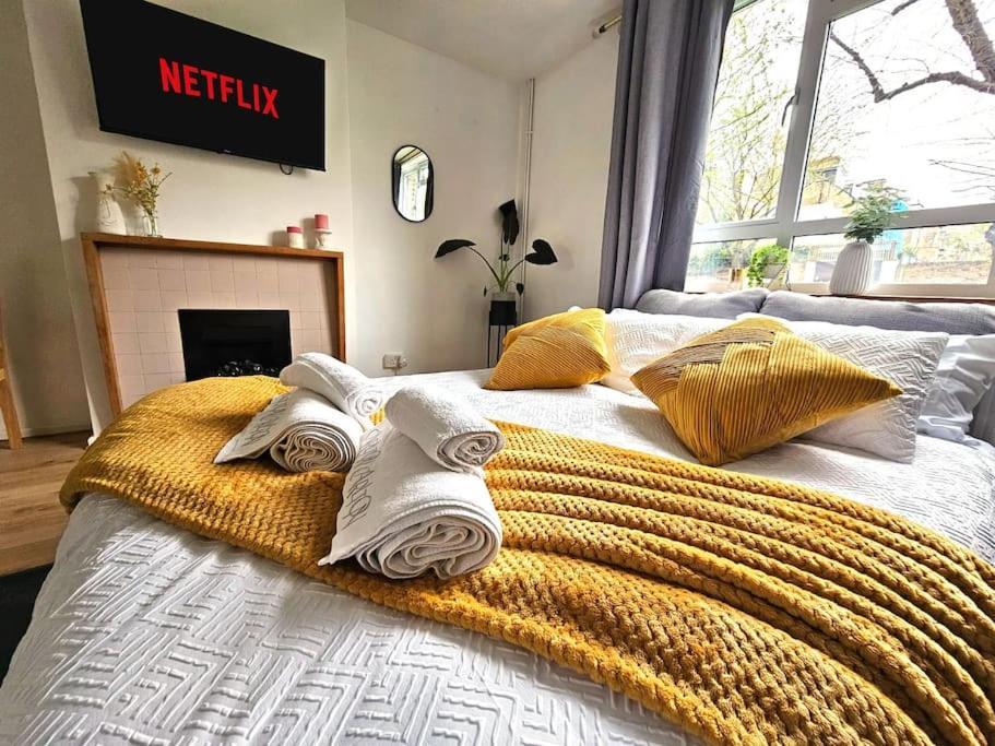 Golden Flat Next To Camden Town London