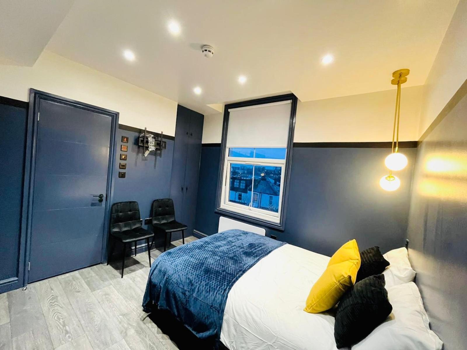 Guest house 39 Blue House Luxury Ensuite Ideal For Tourists *