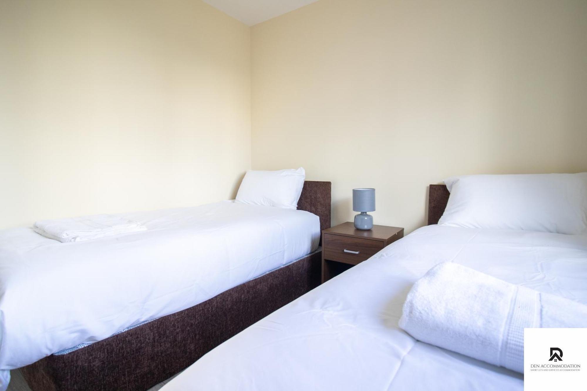 Newly Launched Two Bedroom House By Den Short Lets & Serviced With Garden Feriehus *
