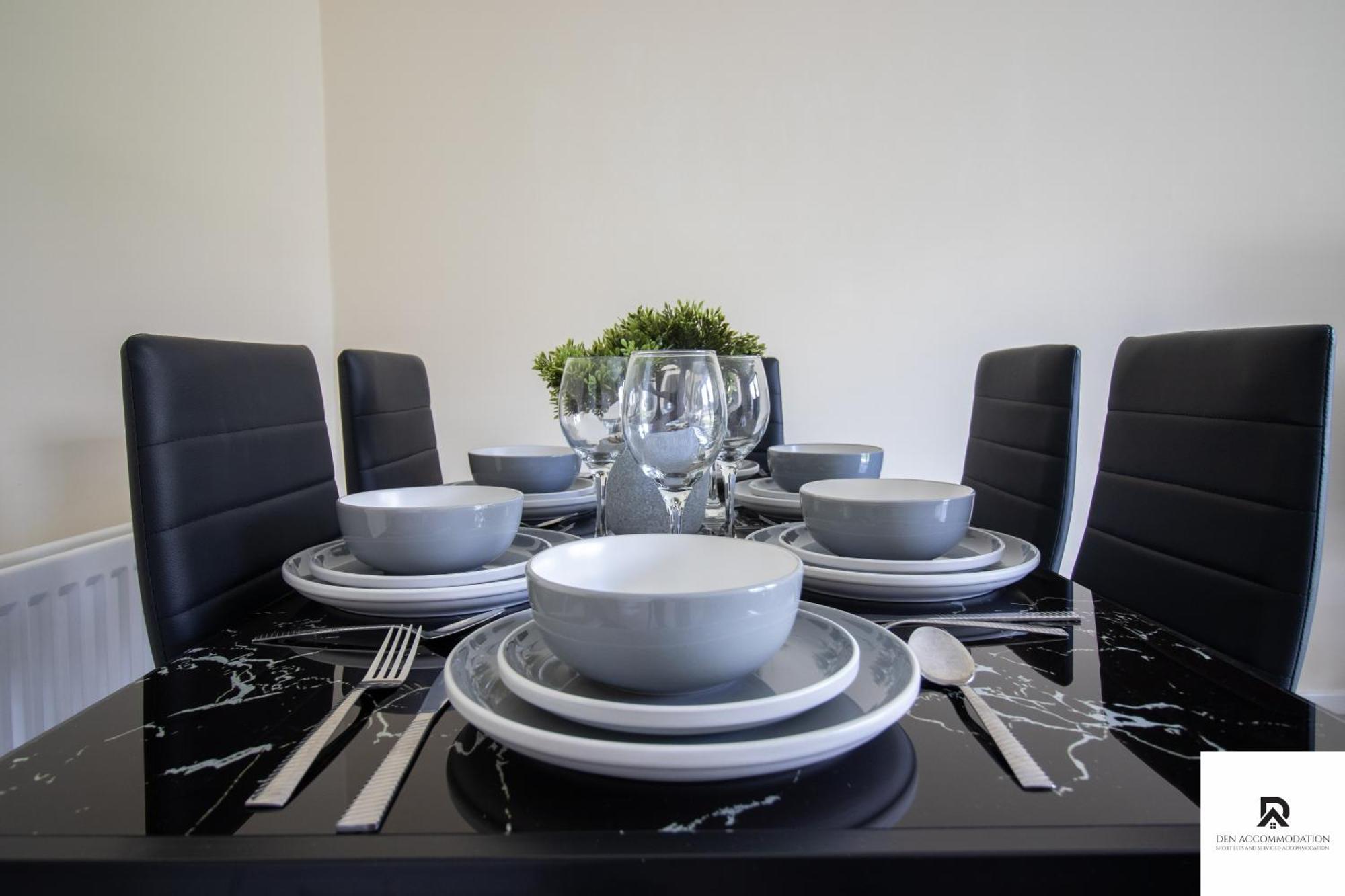 Newly Launched Two Bedroom House By Den Short Lets & Serviced With Garden Feriehus London