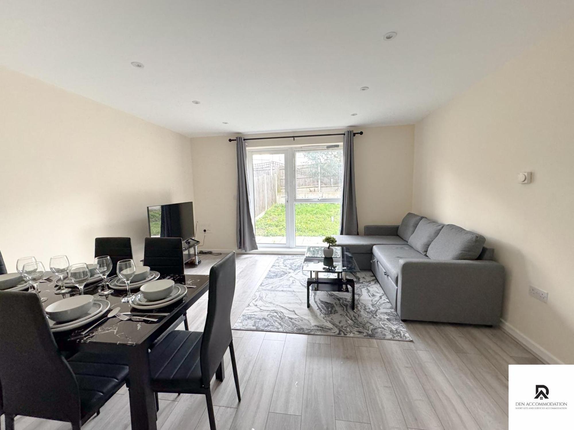 Feriehus Newly Launched Two Bedroom House By Den Short Lets & Serviced With Garden *