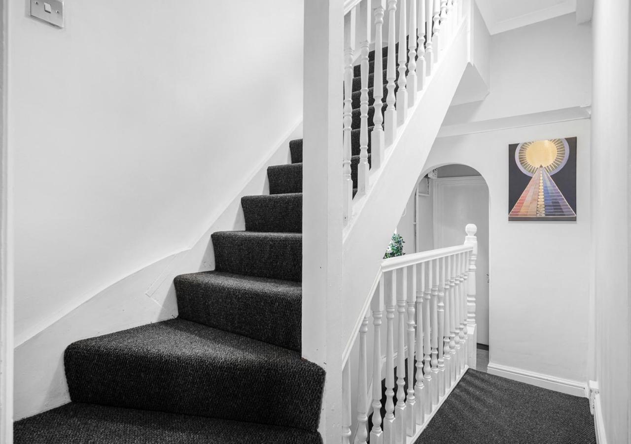 Uksas Two Bed Flat Park Front Appartement *