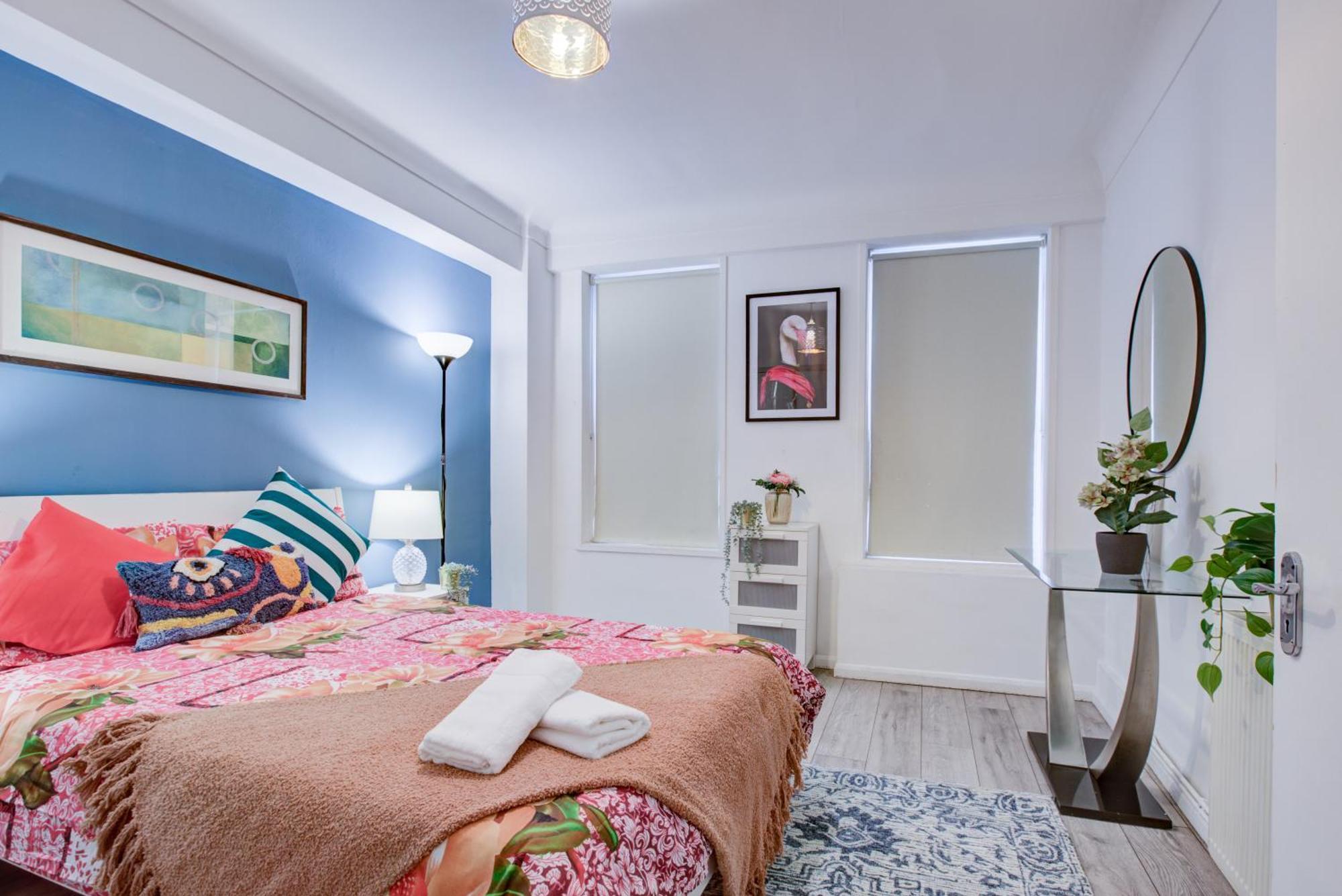 Lovely 2- Bedroom In Apartment London