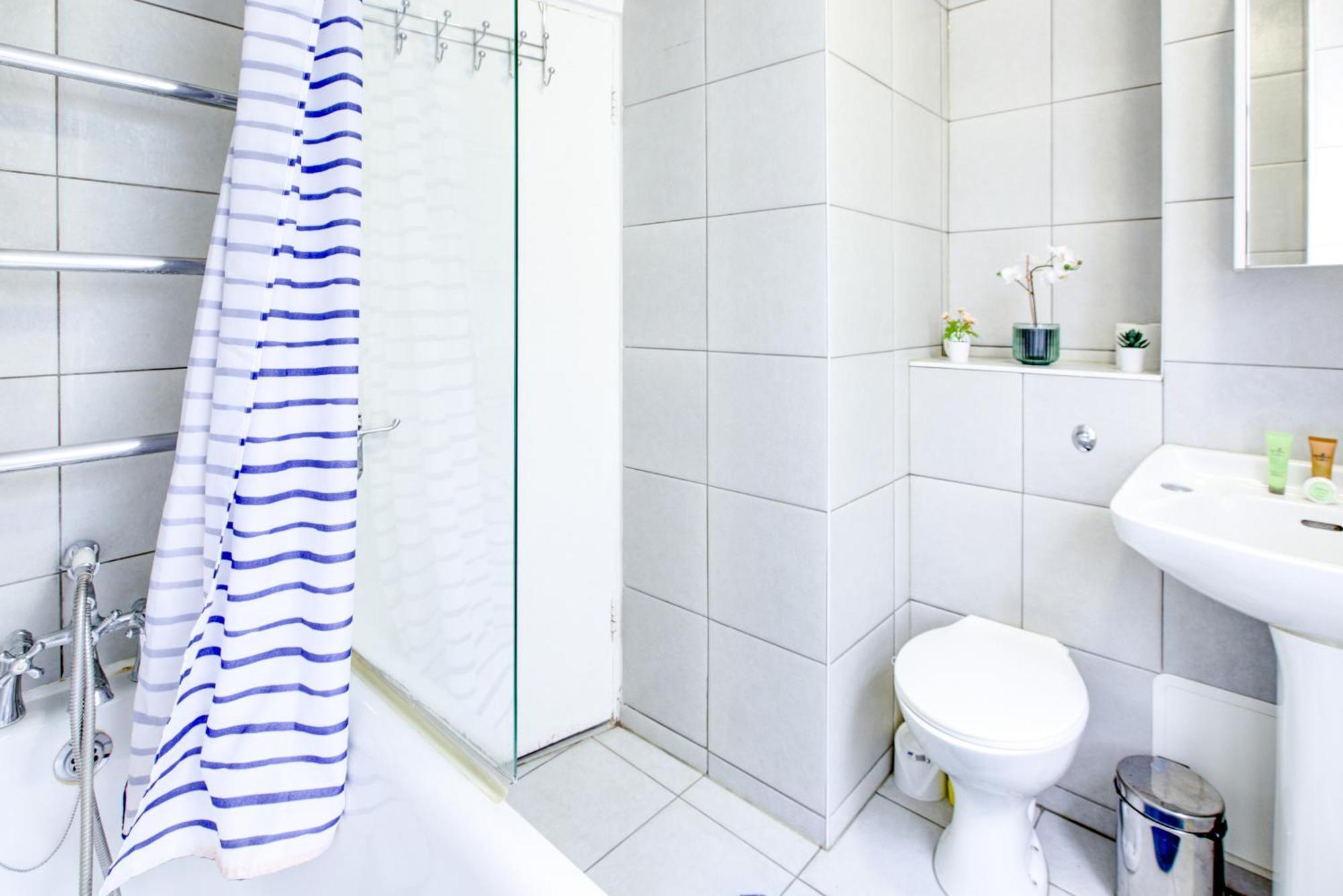 Lovely 2- Bedroom In Apartment