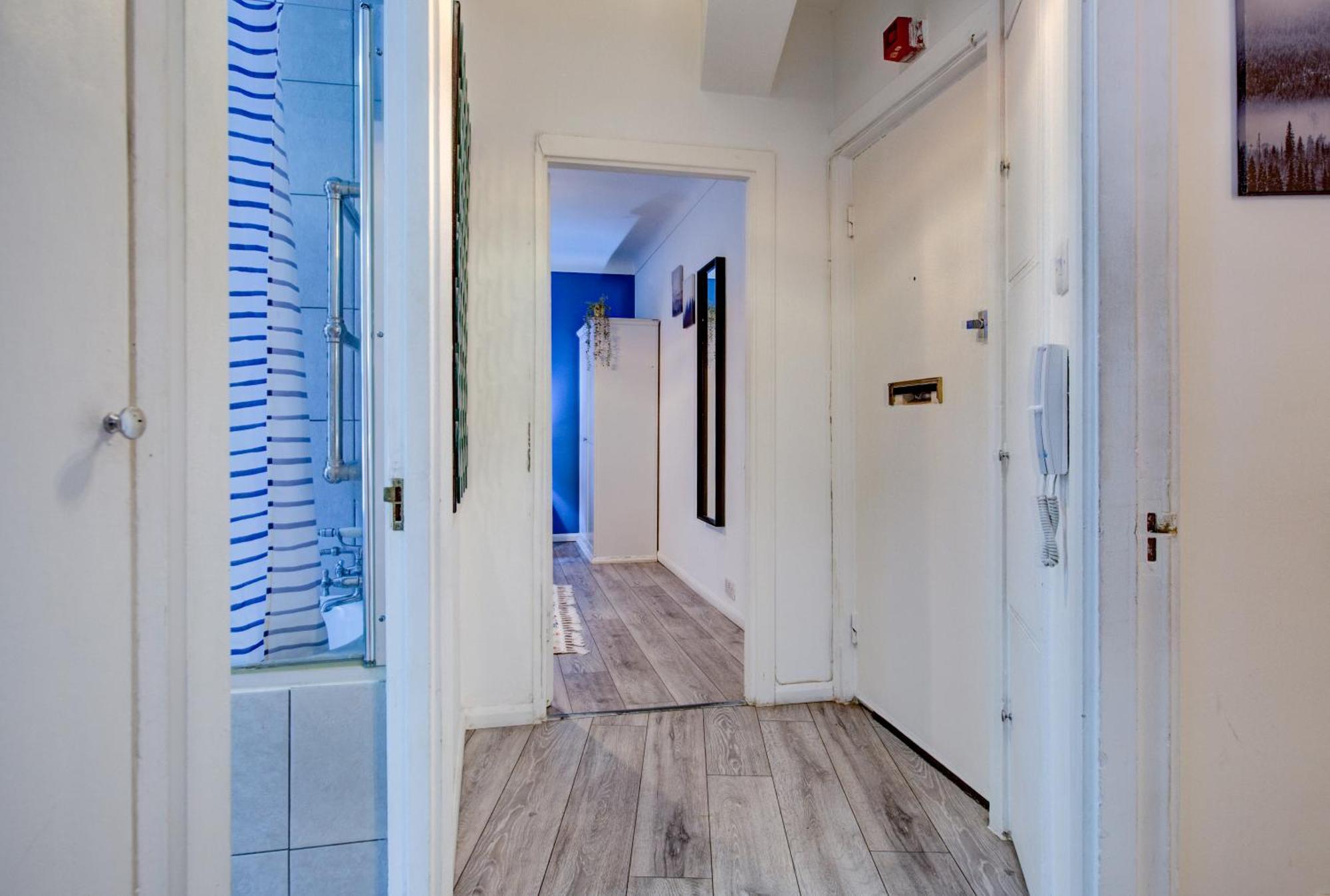 Lovely 2- Bedroom In Apartment *
