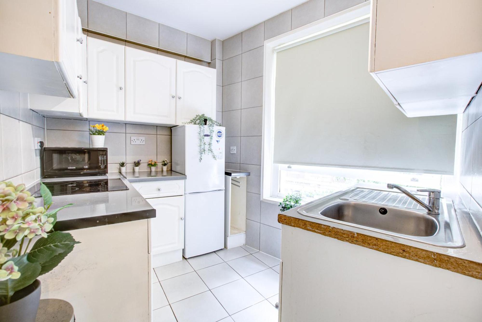 Lovely 2- Bedroom In Apartment London