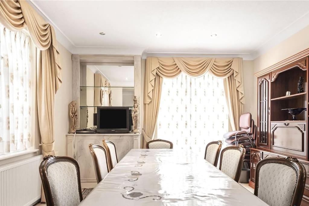 Large 5 Bedroom House In Finchley Apartment