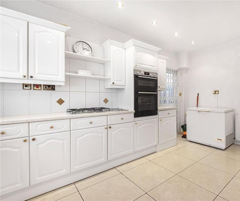 Large 5 Bedroom House In Finchley * London