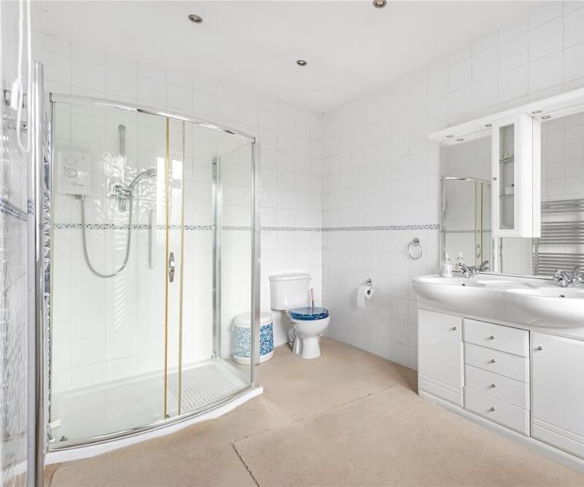 Apartment Large 5 Bedroom House In Finchley London