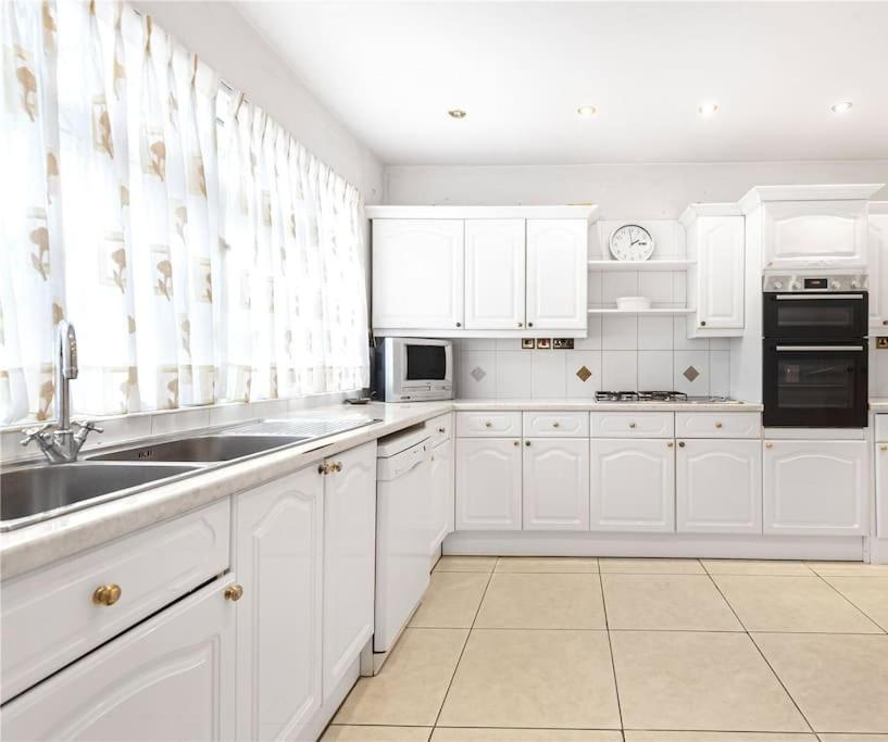Large 5 Bedroom House In Finchley Apartment London