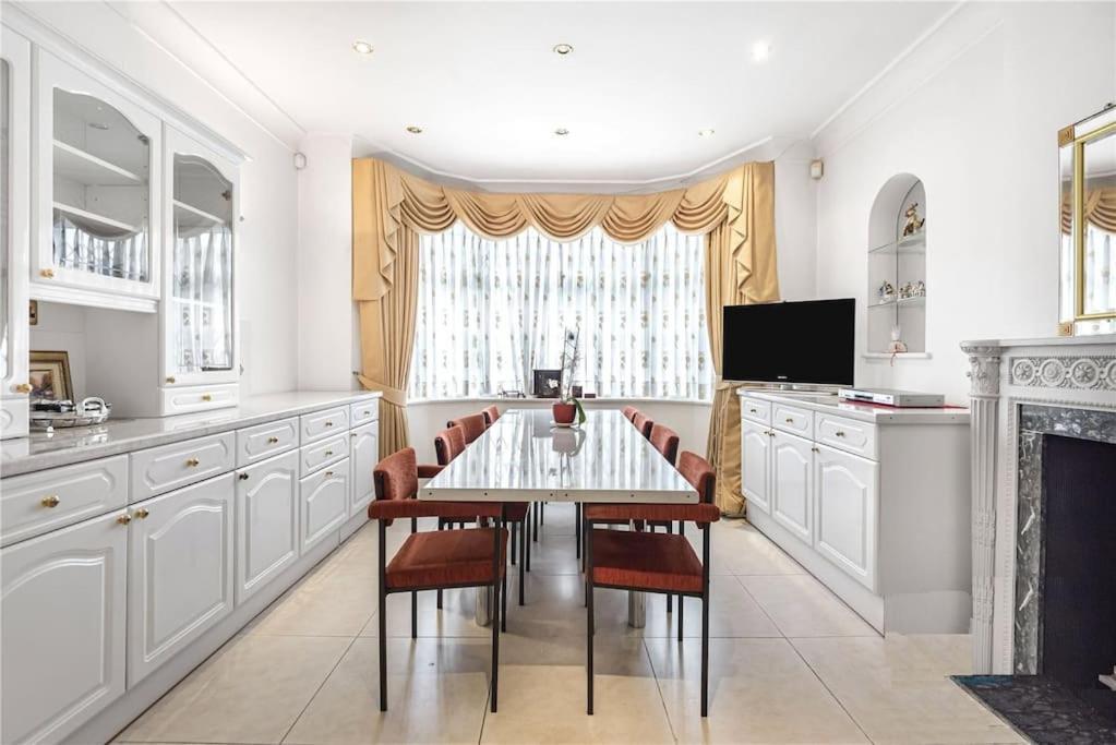 Large 5 Bedroom House In Finchley London