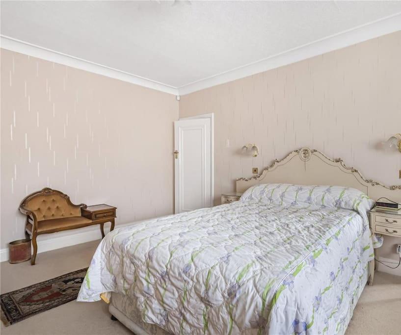 Large 5 Bedroom House In Finchley Apartment
