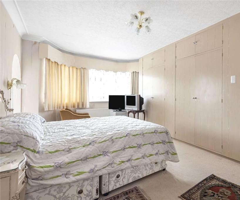 Large 5 Bedroom House In Finchley London