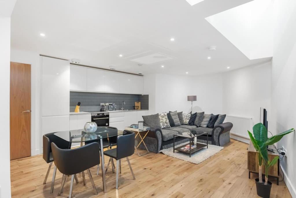 Apartment Bank/monument *