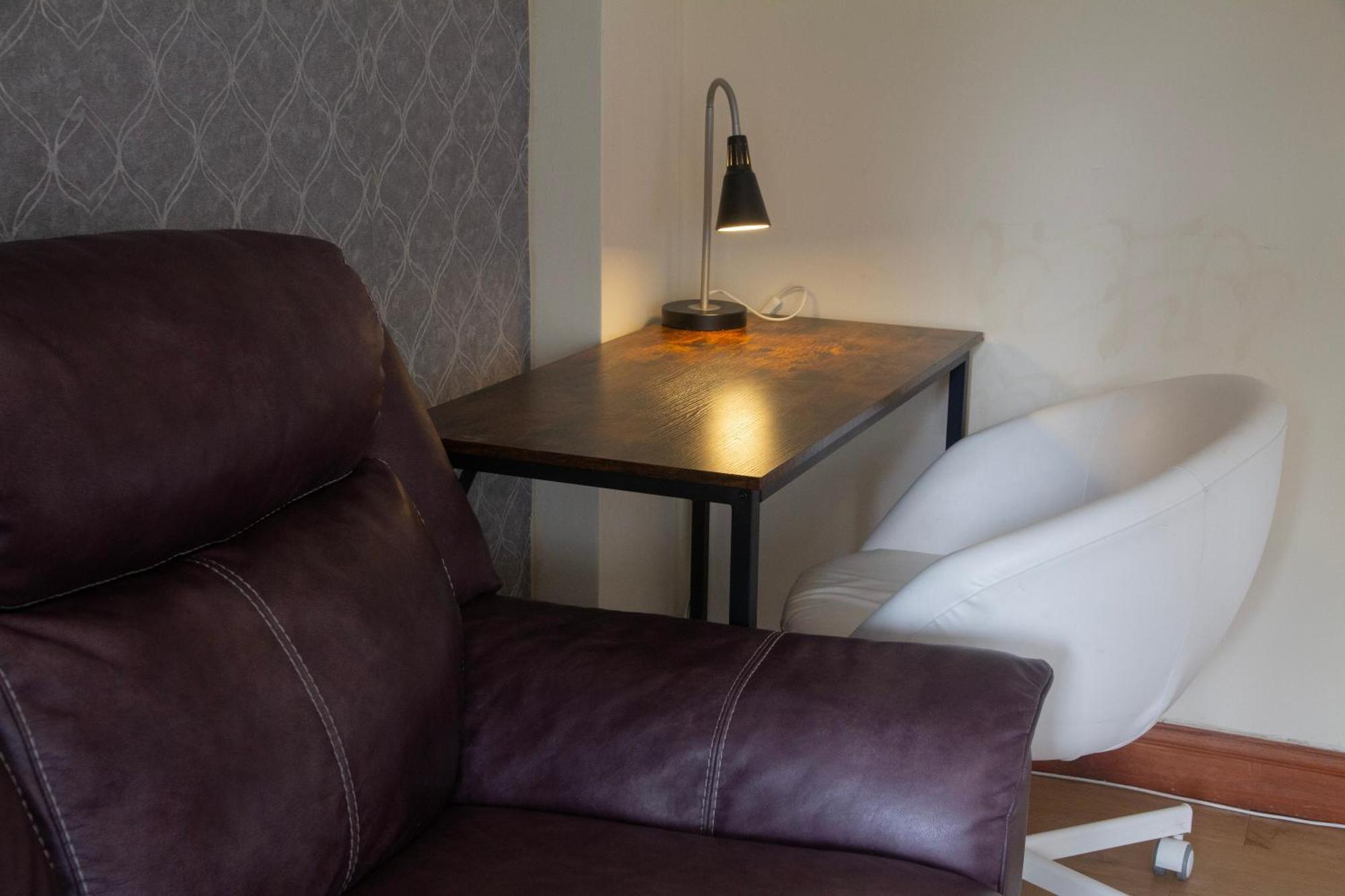 Spacious 4-bedroom Townhouse With Garden- Perfect For Groups! Londen