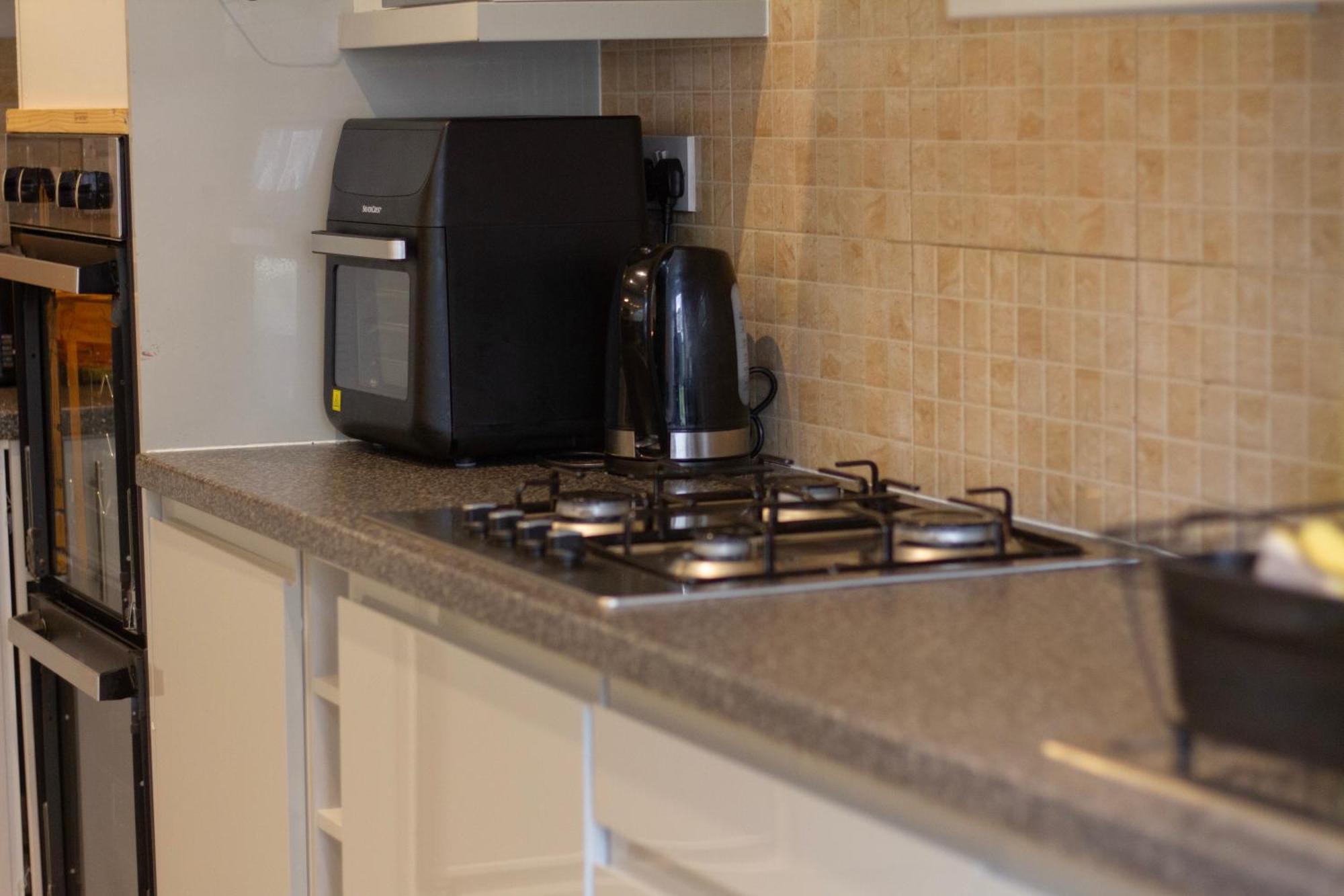 Spacious 4-bedroom Townhouse With Garden- Perfect For Groups! Vakantiehuis