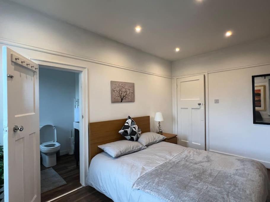 3 Bed Luxury House, 10 Min Walk To Underground Ferienhaus