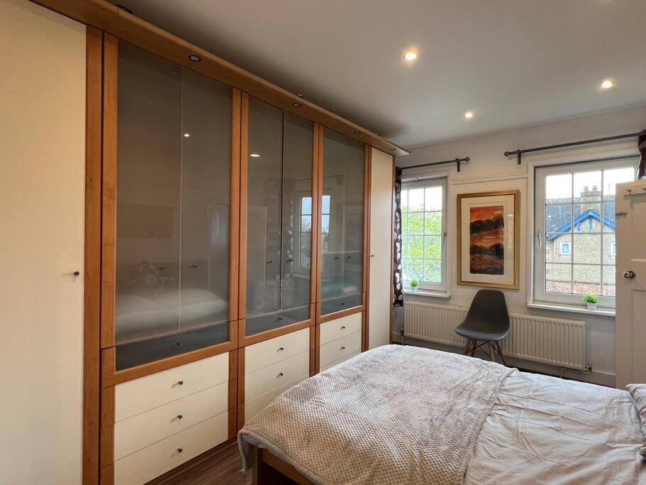 3 Bed Luxury House, 10 Min Walk To Underground Ferienhaus