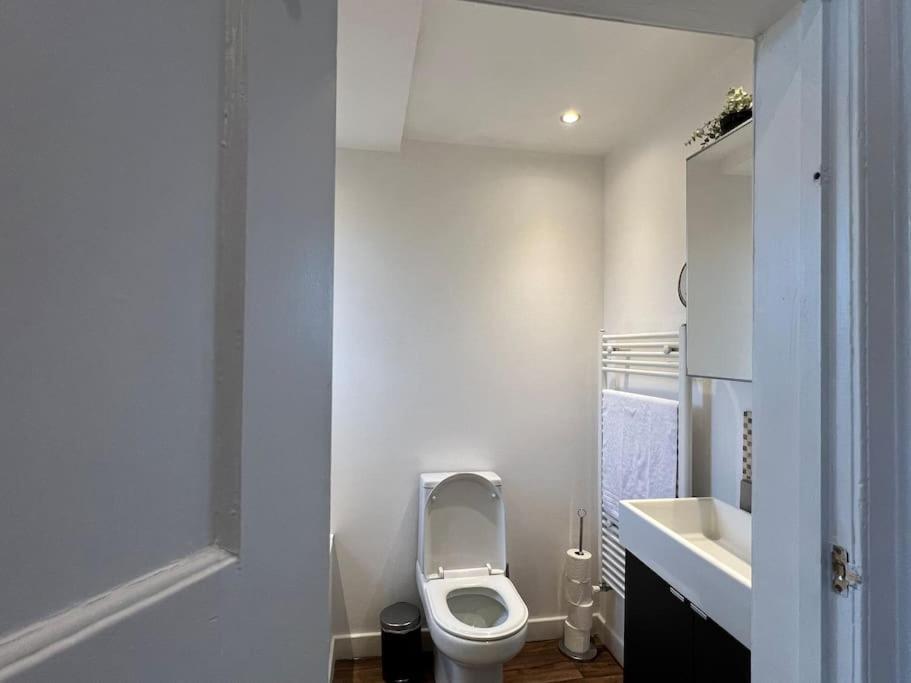 3 Bed Luxury House, 10 Min Walk To Underground Ferienhaus