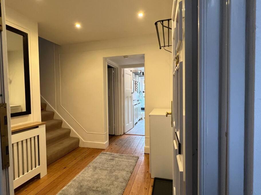 Ferienhaus 3 Bed Luxury House, 10 Min Walk To Underground London