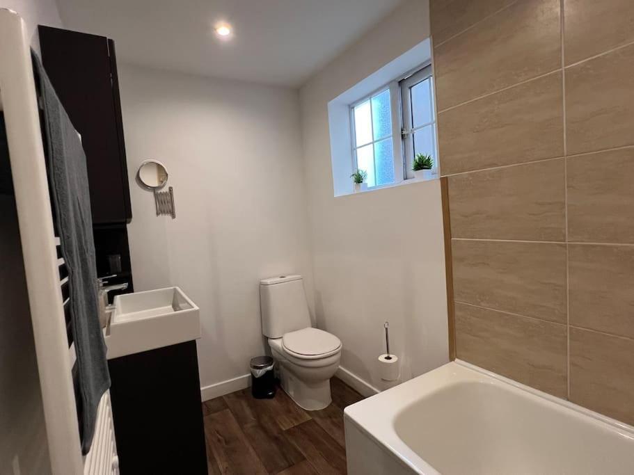 3 Bed Luxury House, 10 Min Walk To Underground * Londen