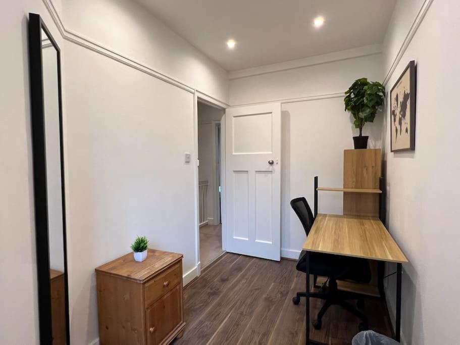 Ferienhaus 3 Bed Luxury House, 10 Min Walk To Underground