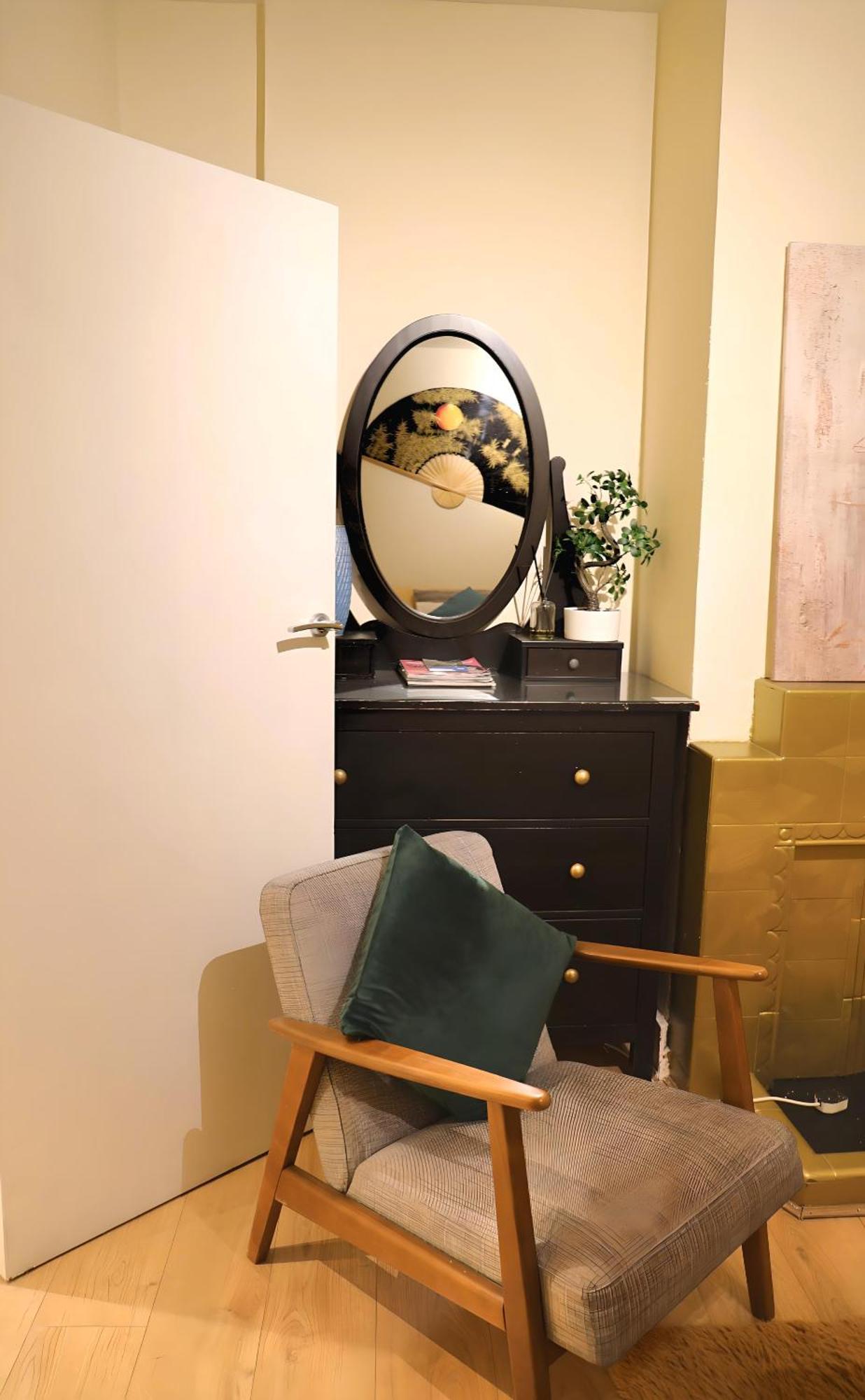 Central Chinatown 1 Bedroom 1 Bathroom Flat *